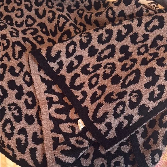 Comfy Luxe Leopard Print Blanket - Picture 5 of 6